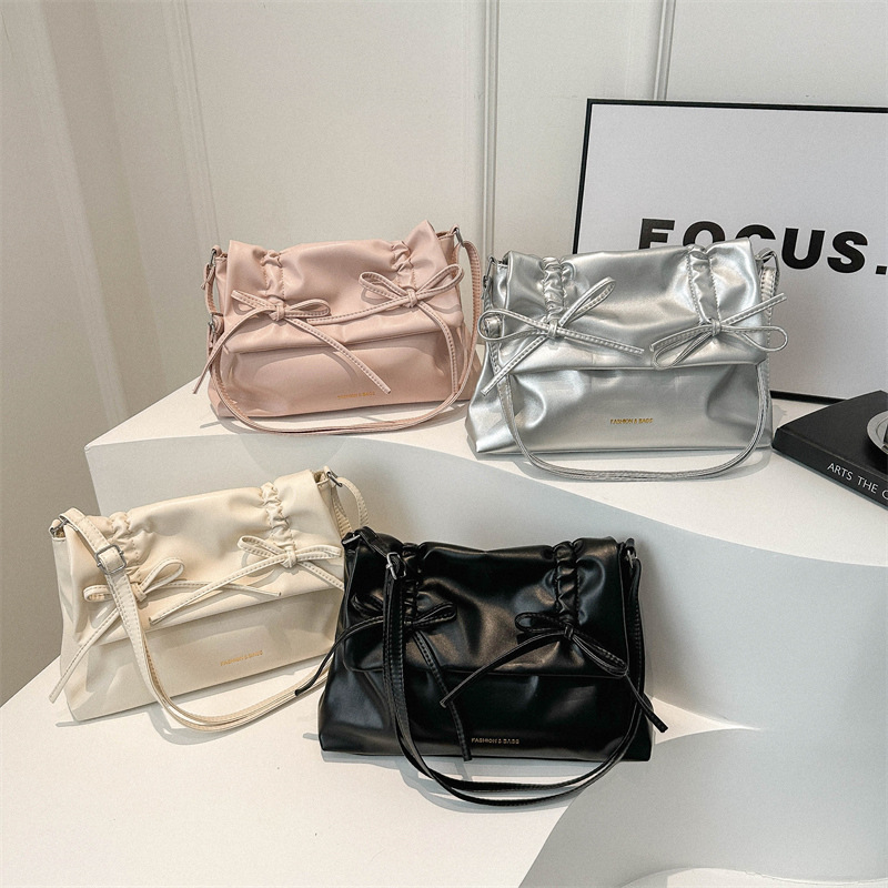 Casual soft surface large-capacity bag for women, 2024 new stylish and versatile crossbody bag, pleated drawstring cloud bag full figure