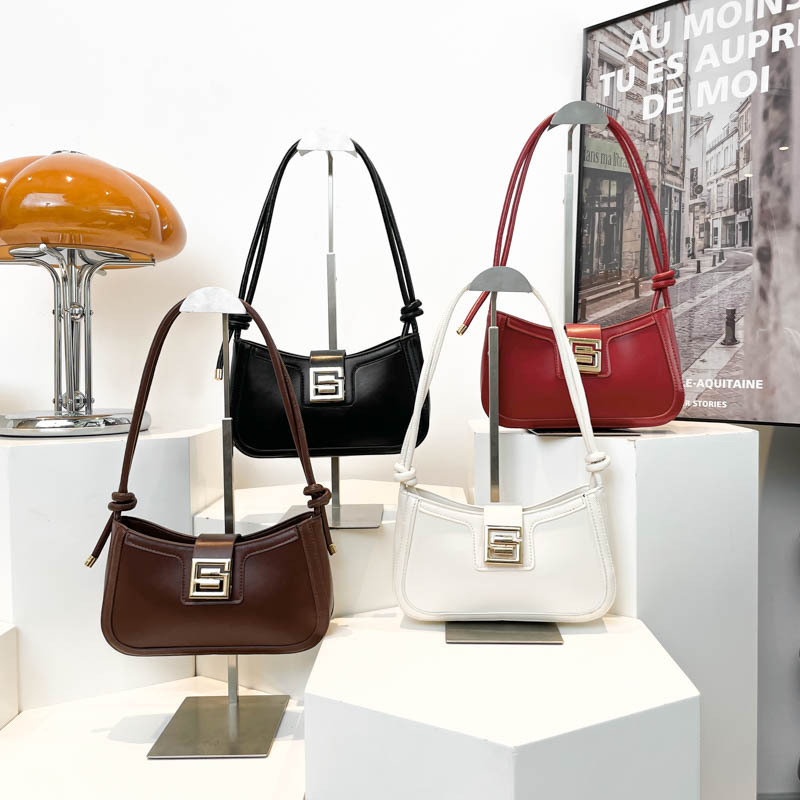 French-style niche design solid-color single-shoulder underarm bag 2025 popular new Korean-style fashionable casual solid-color handbag Application Scenario