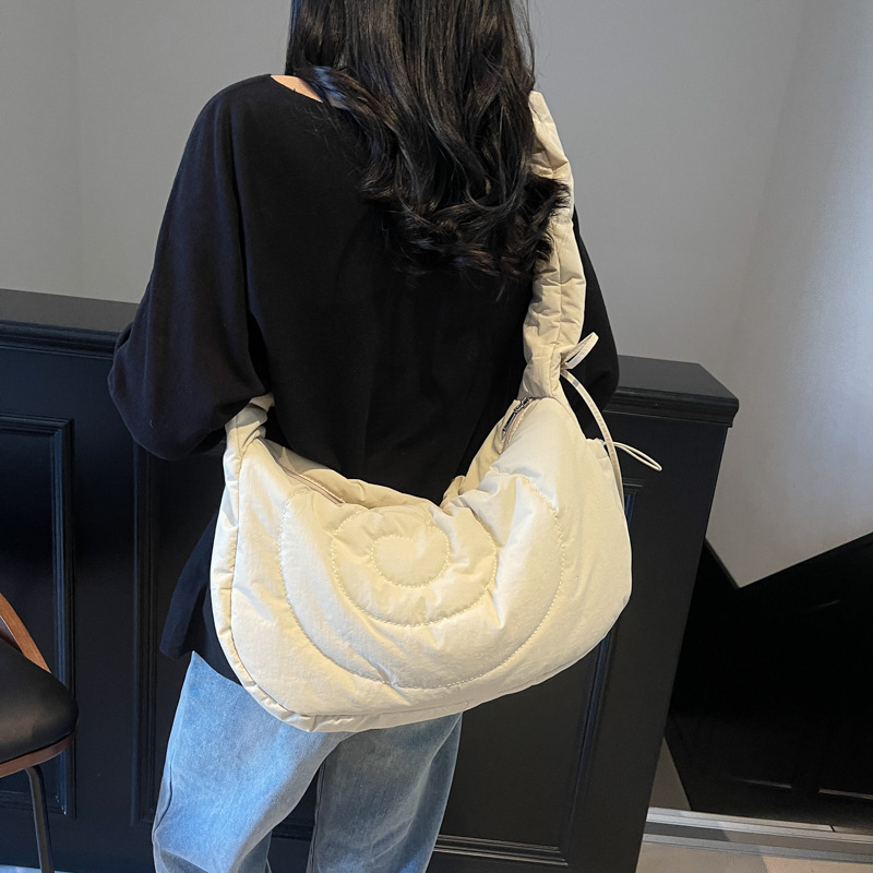 The 2025 new trendy and fashionable cloud bag, single-shoulder bag, large-capacity, elegant underarm bag, versatile and casual Japanese and Korean crossbody bag full figure