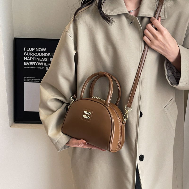Maillard retro hand-held bowling bag for women 2024 solid color new trendy Korean version pillow bag Versatile crossbody bag Application Scenario