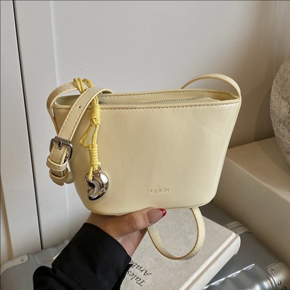High-end and fashionable hand-held bucket bag for women, 2025 new niche design, commuting single-shoulder bag, trendy and stylish crossbody bag full figure