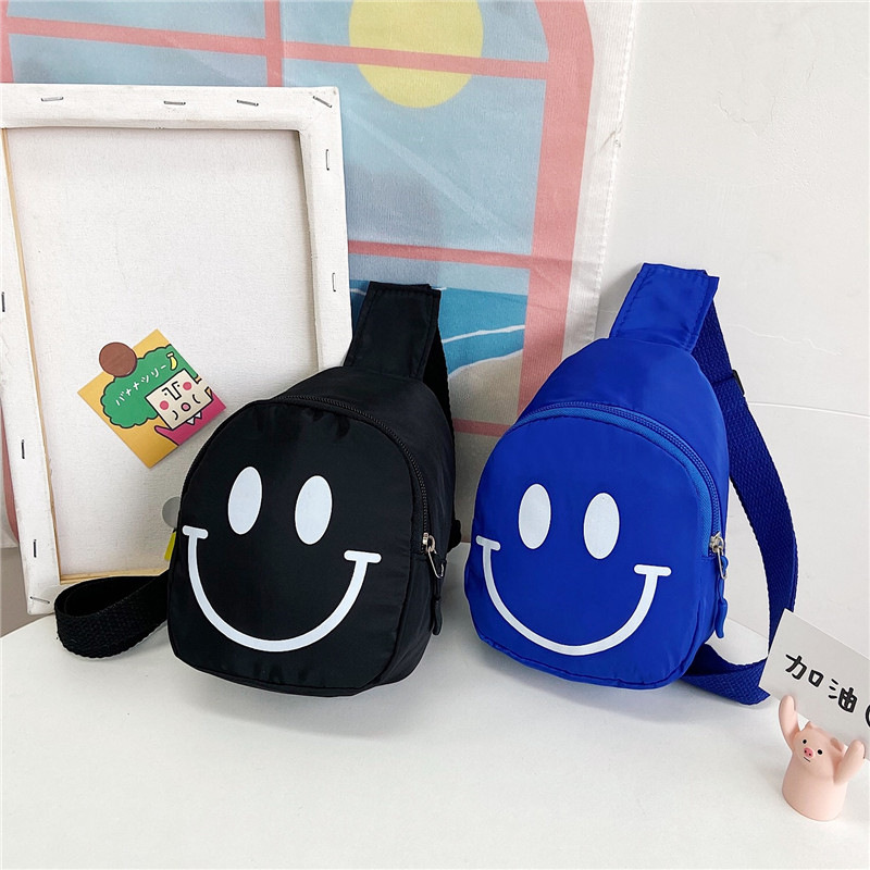 In primary school, she wore a smiling face diagonally. In kindergarten, she had cute loose change and crossed colorful ins. She also had a cute multi-color nylon fabric coin purse for a girl Application Scenario