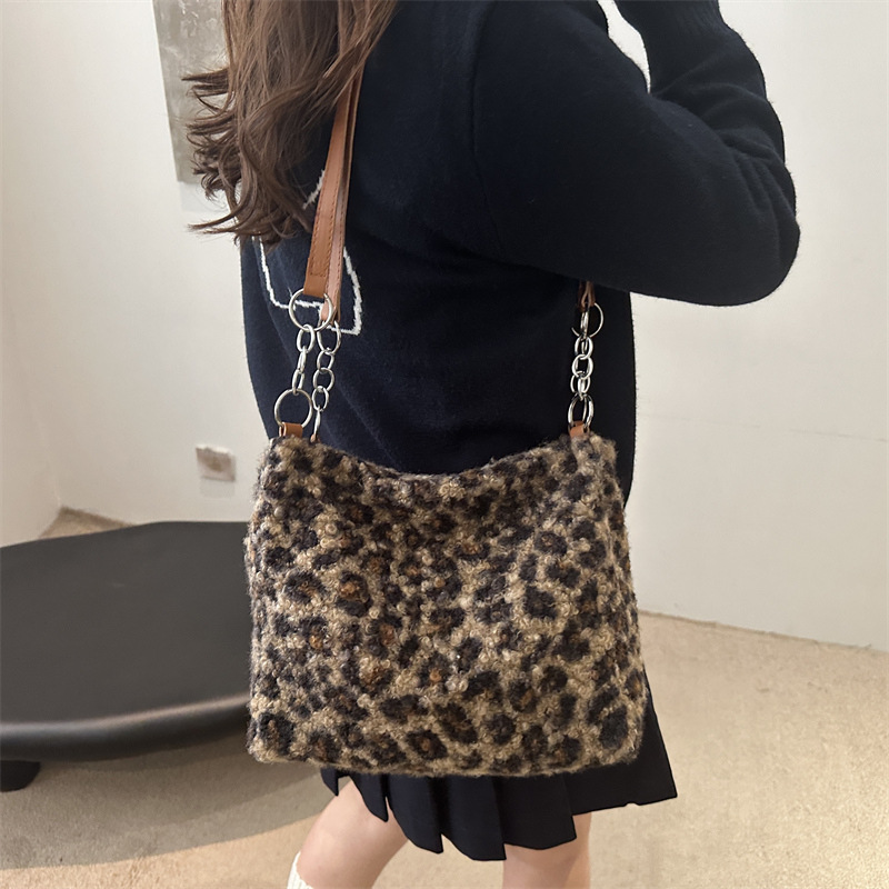 The fluffy leopard print women's large-capacity 2024 winter new trendy and versatile shoulder bag and casual tote bag details Picture