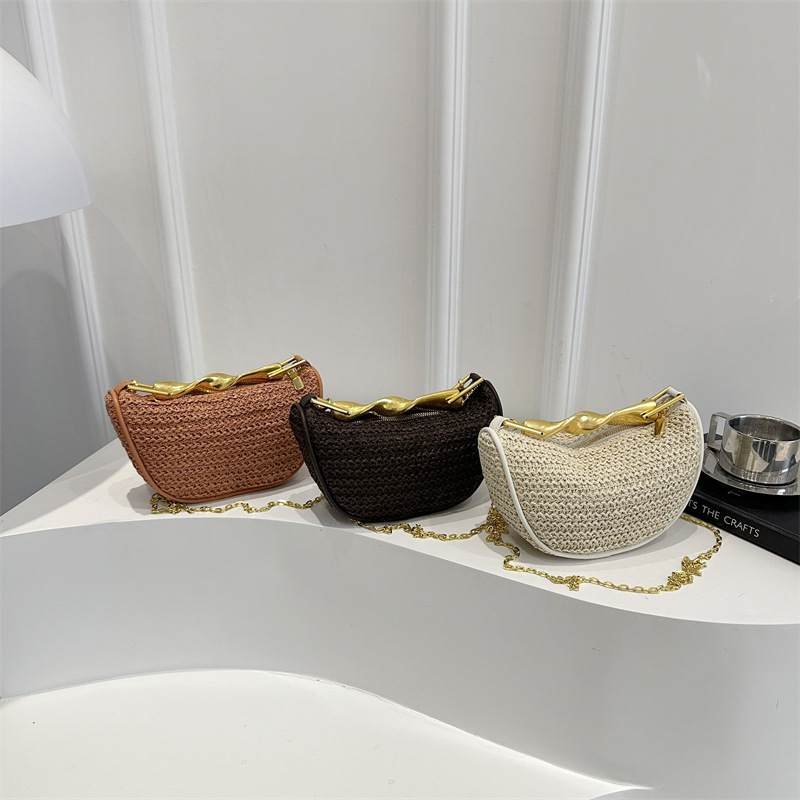 Cross-border mini hand-held woven bag for women 2025 new style retro casual texture metal chain single-shoulder crossbody bag Application Scenario