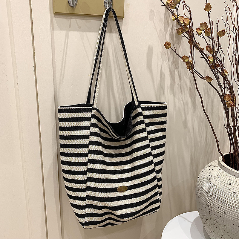 A casual and laid-back minimalist striped canvas bag for women, a new 2024 model with a niche design and large capacity single-shoulder tote bag Specification drawing