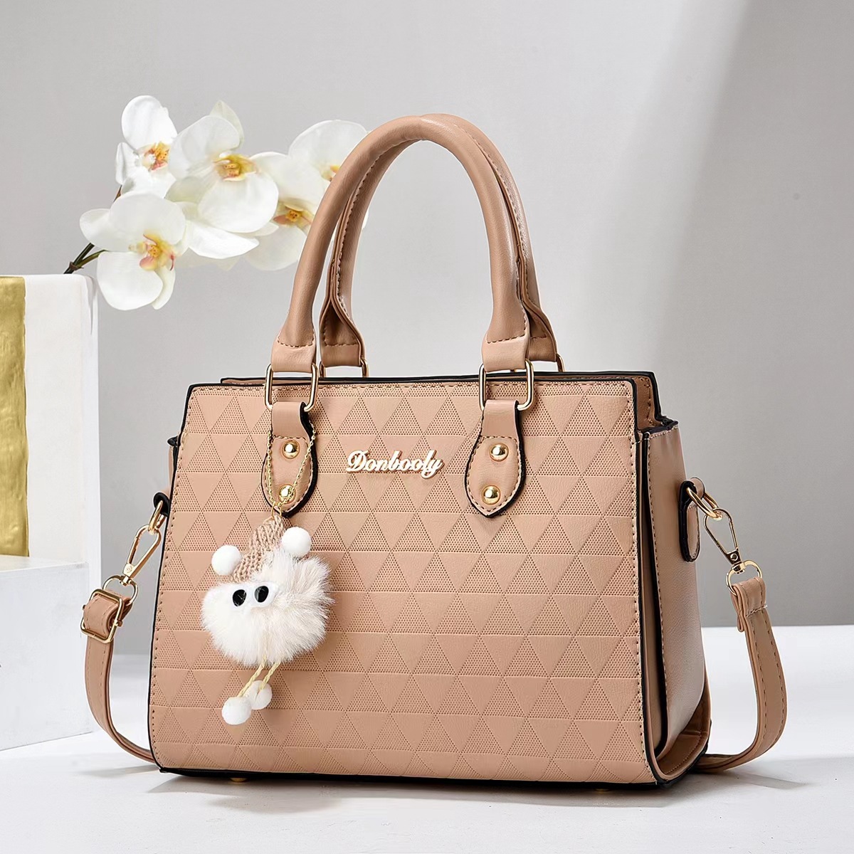 A best-selling single-shoulder women's fashion crossbody bag from the manufacturer in 2024, a new hand-held women's versatile summer bag for foreign trade full figure