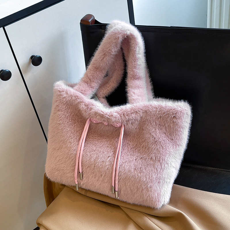 Large-capacity furry bag for women, 2024 new style hand-held plush underarm bag, versatile single-shoulder tote bag for student commuting Specification drawing