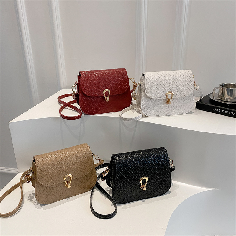 Stylish woven pattern women's bag 2025 Spring simple small square bag, solid color retro lock buckle single-shoulder crossbody bag Application Scenario