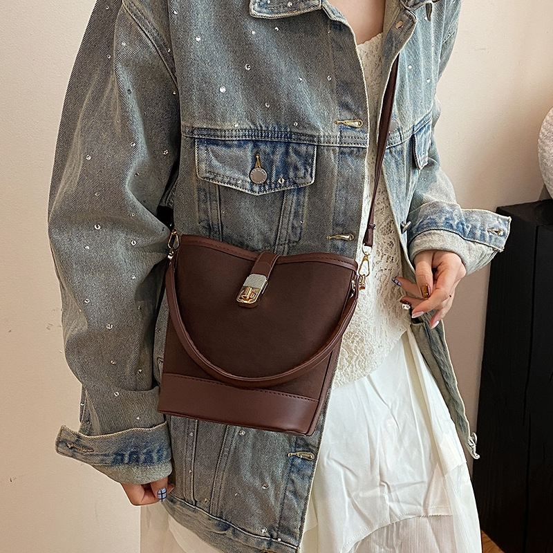 Fashion handbag 2024 Winter new style retro bucket bag, simple single-shoulder bag, niche design crossbody bag for women Specification drawing