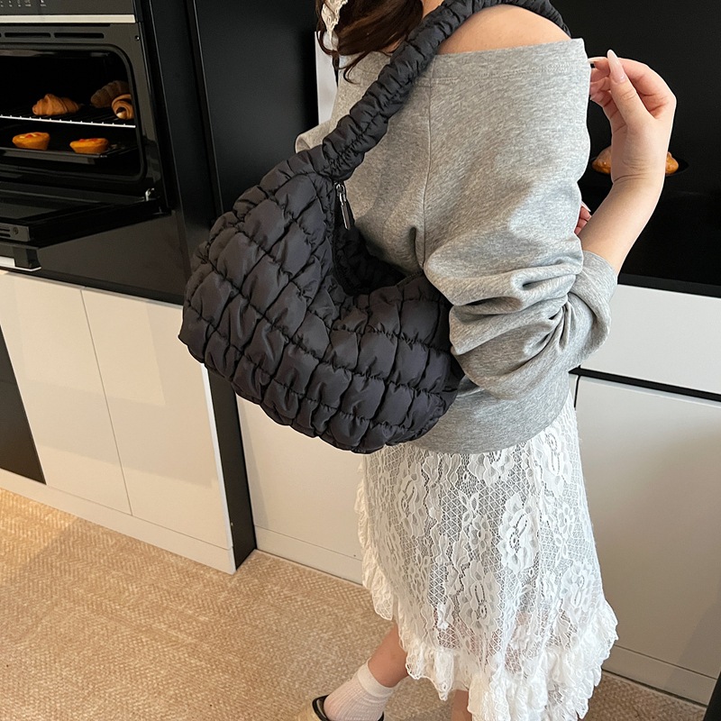The 2025 new pleated diamond-shaped casual hand-held underarm bag is a fashionable and versatile women's casual large-capacity single-shoulder crossbody bag Application Scenario