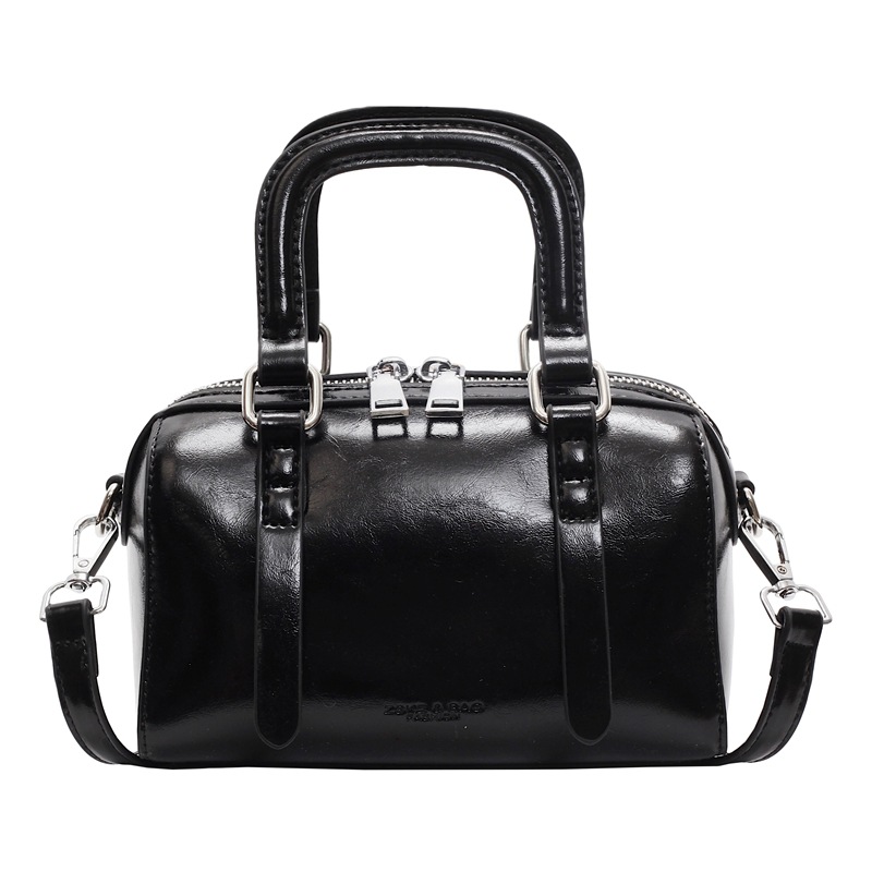 This year, the Boston Women's 2025 new retro crossbody bag is in vogue. It's a fashionable and trendy hand-held pillow bag for women Item Picture