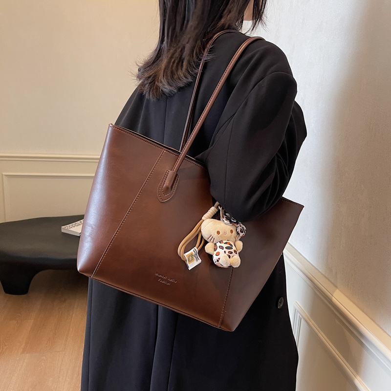 Retro bag for women, large capacity 2024 new style, fashionable and versatile, casual single-shoulder shopping bag, simple commuting tote bag Application Scenario