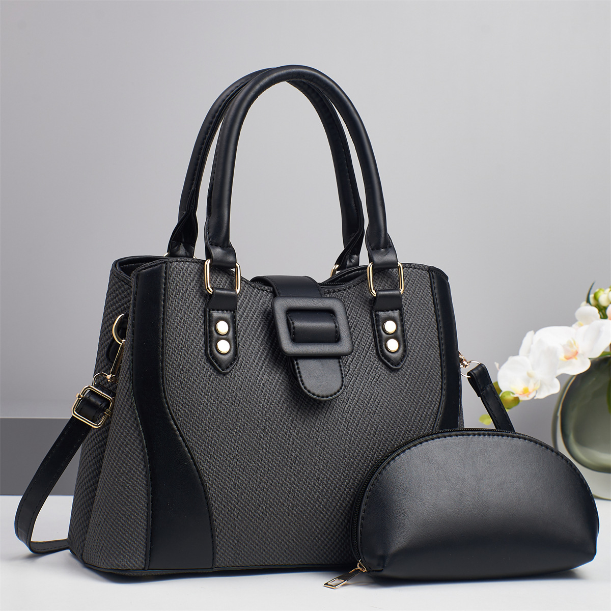 The new patchwork fashionable mother-and-child bag is versatile for cross-border use. It has a large capacity handbag and a high level of appearance. The single-shoulder bag is light, luxurious, elegant and trendy full figure