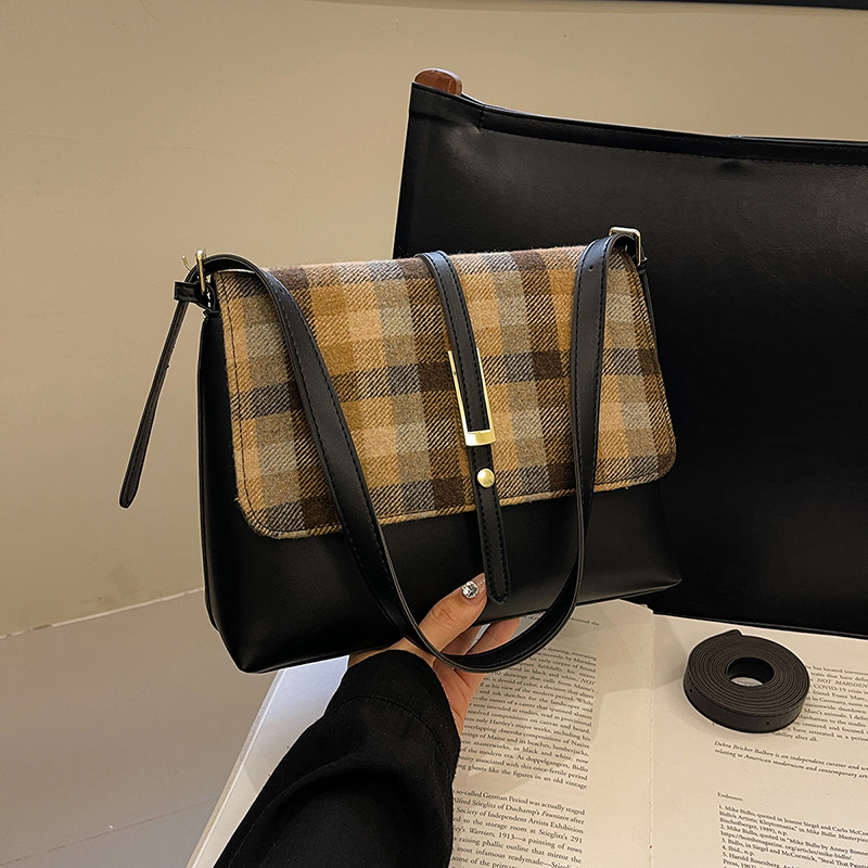 The new 2024 checkered women's casual and versatile single-shoulder bag, large-capacity tote bag, and fashionable commuting crossbody bag Specification drawing