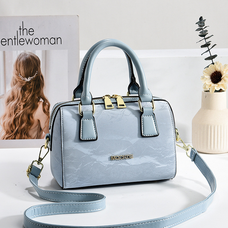The 2024 new trendy single-shoulder crossbody bag for women is fashionable and versatile. It's a large-capacity bag for middle-aged moms and women full figure