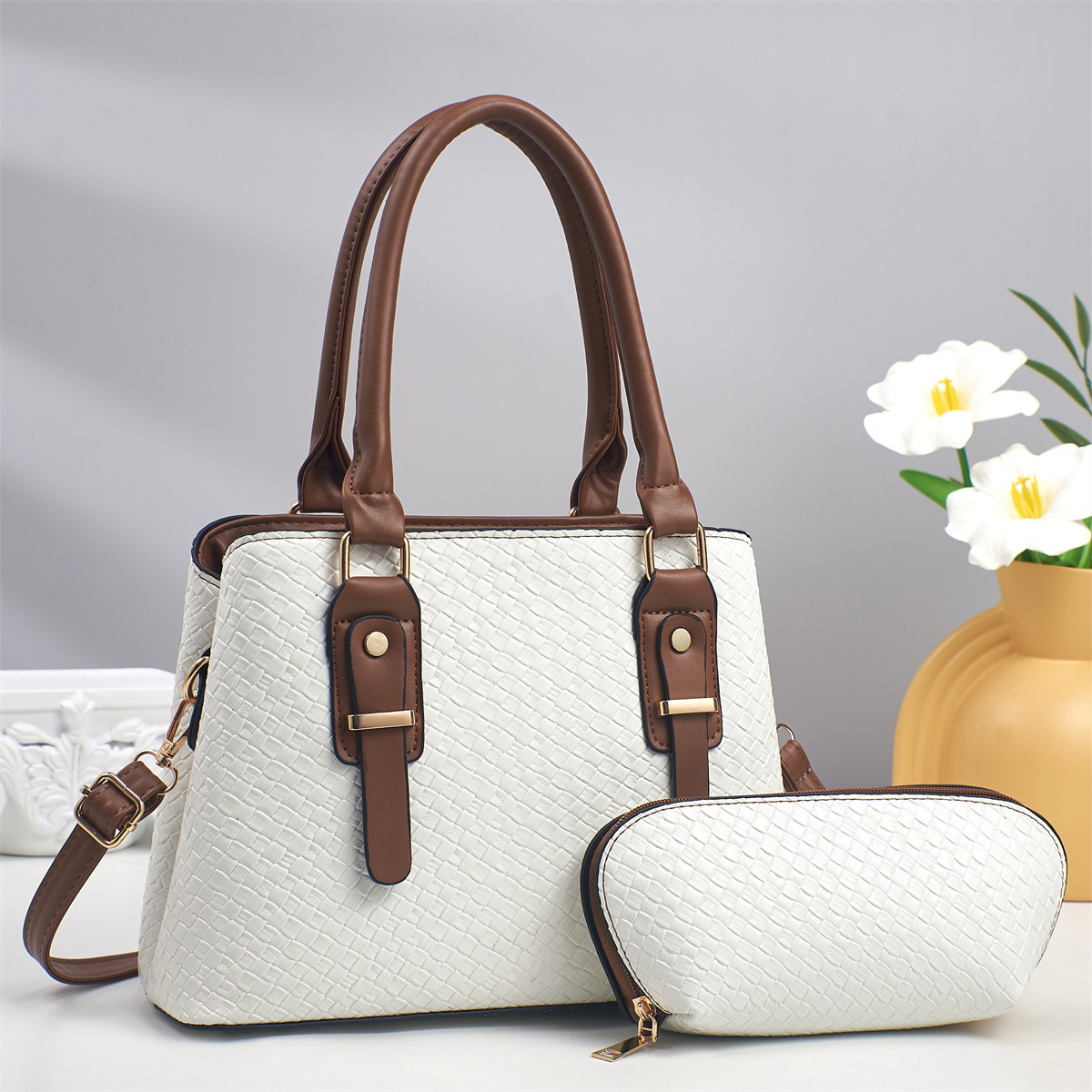 Cross-border foreign trade handbag for women, 2025 new style, fashionable women's bag, woven pattern, elegant commuting single-shoulder bag Application Scenario