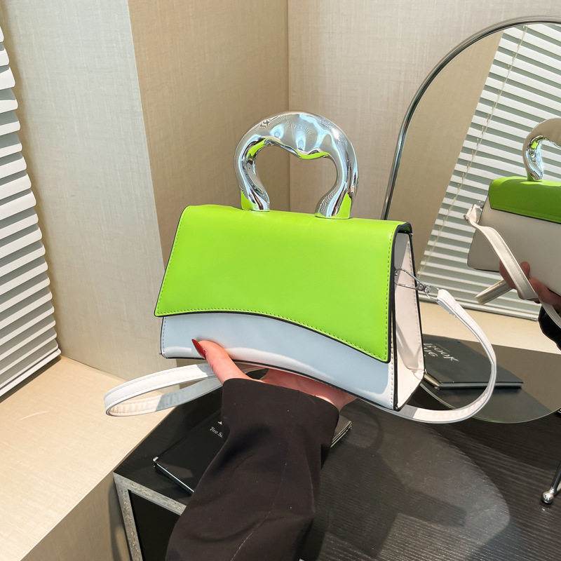 In 2025, the new decorative patchwork small bag is in vogue for women. It's a trendy crossbody bag and a fashionable hand-held small square bag full figure
