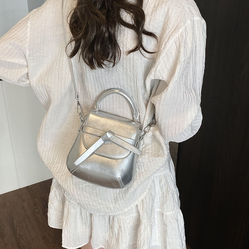 This is a stylish and versatile small square bag from 2025, featuring a simple and casual style. It is a high-end and trendy crossbody bag Application Scenario