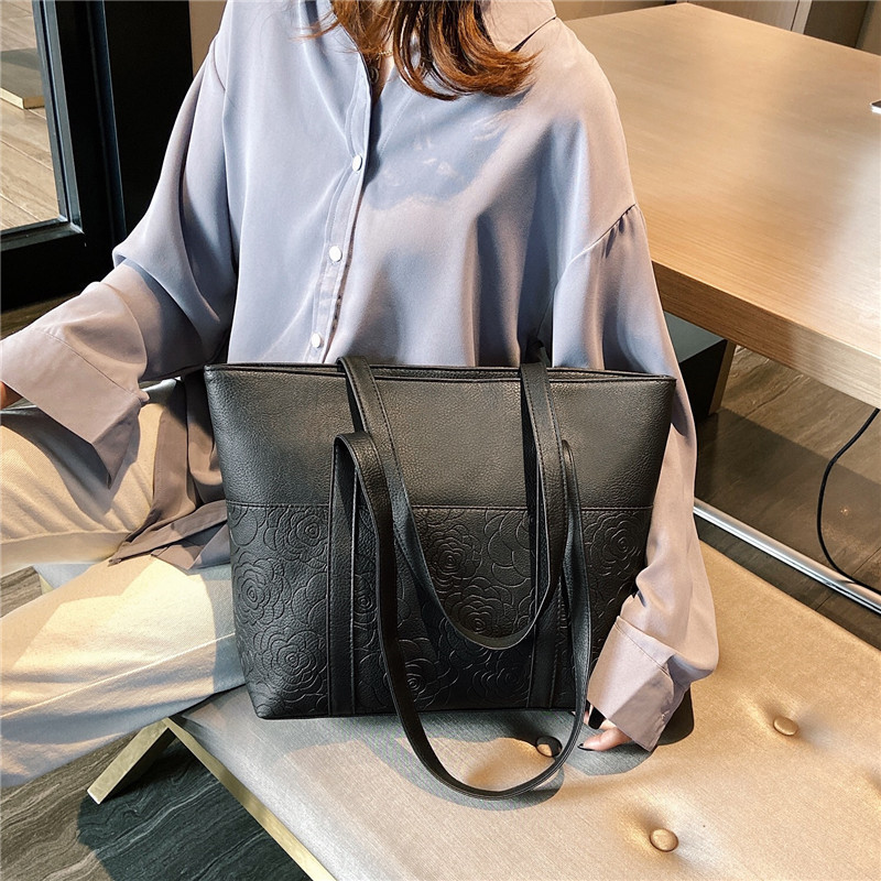 The 2020 new Korean-style trendy large-capacity women's student single-shoulder bag and tote bag are versatile and simple Application Scenario