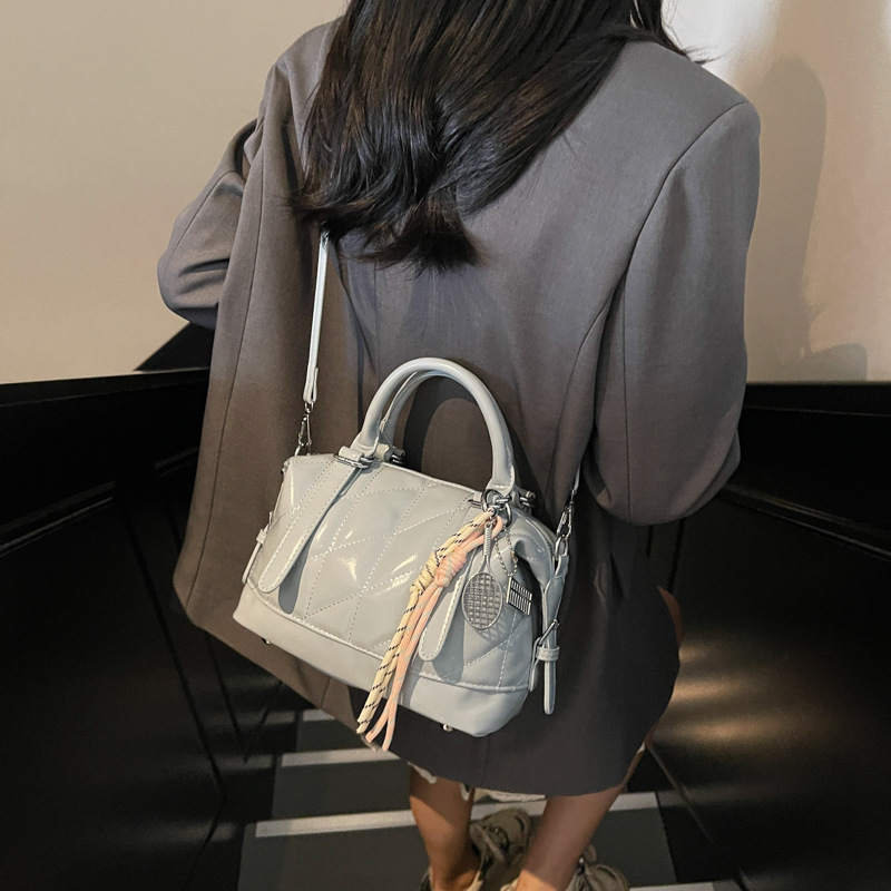 High-end and fashionable hand-held bowling bag for women 2025 new Korean style simple single-shoulder pillow bag casual crossbody bag details Picture