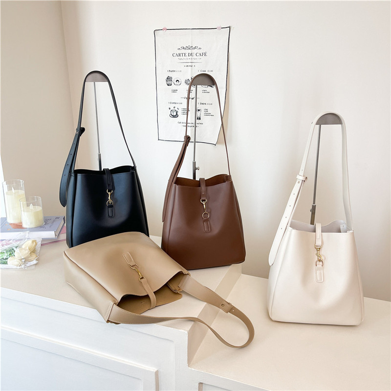 2025 New women's bag, casual large-capacity, spring and summer fashionable soft surface commuter bucket bag, single-shoulder bag Application Scenario