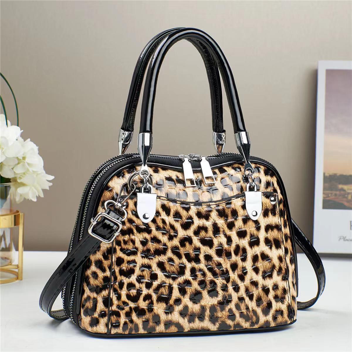 The new retro leopard print handbag is a unique and versatile cross-border, elegant and trendy single-shoulder crossbody bag with a stylish and fashionable texture. It is also a princess bag details Picture