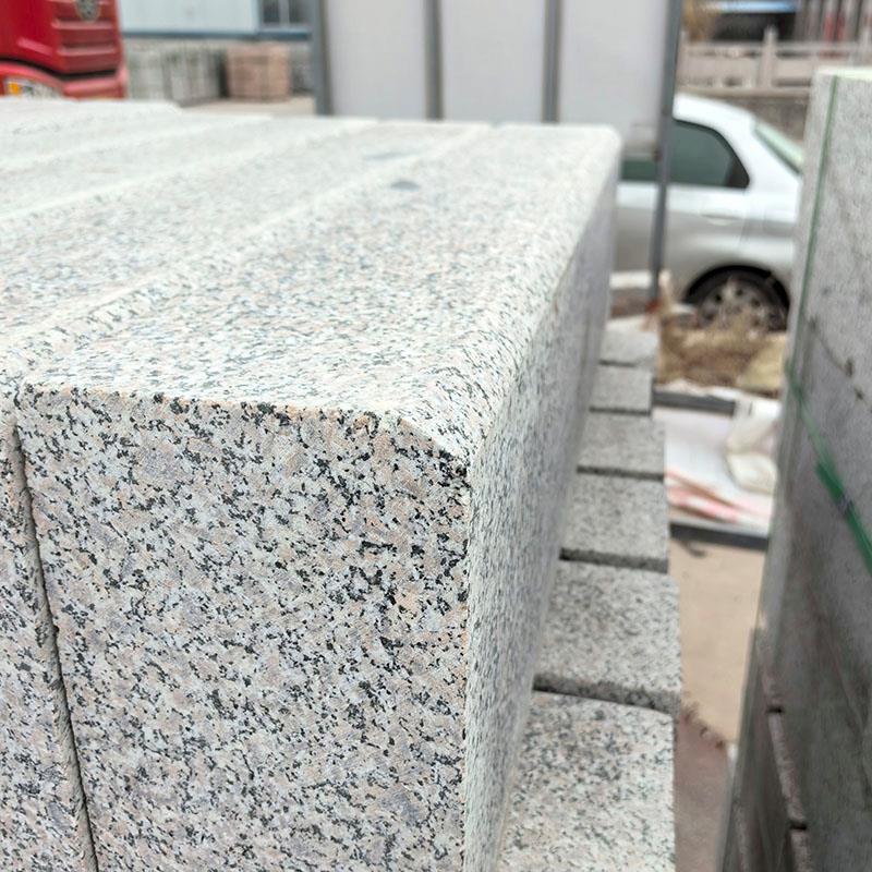 ll Yunnan granite sesame, white, gray, black, yellow rust stone, fire-baked litchi surface, outdoor courtyard floor tile, curb and side flat stone Application Scenario