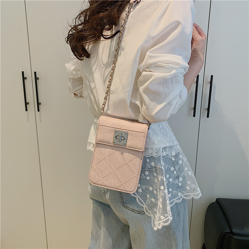 Simple embossed diamond-shaped chain mini bag for women 2025 new style, fashionable and versatile solid color single-shoulder crossbody bag details Picture