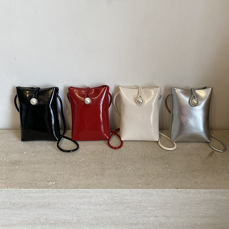 Pearl buckle bucket bag for women, 2025 new style, trendy Korean niche single-shoulder bag, high-end and stylish crossbody bag Application Scenario
