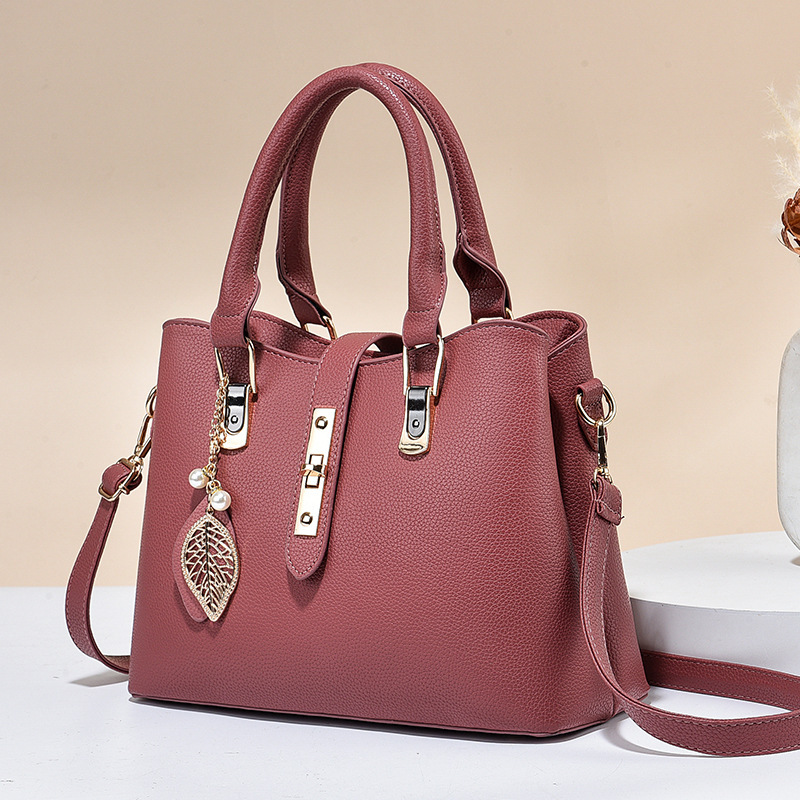 2024 Large-capacity handbag, trendy and fashionable women's bag, fashionable women's bag, high-end, elegant and versatile, single-shoulder crossbody bag Application Scenario