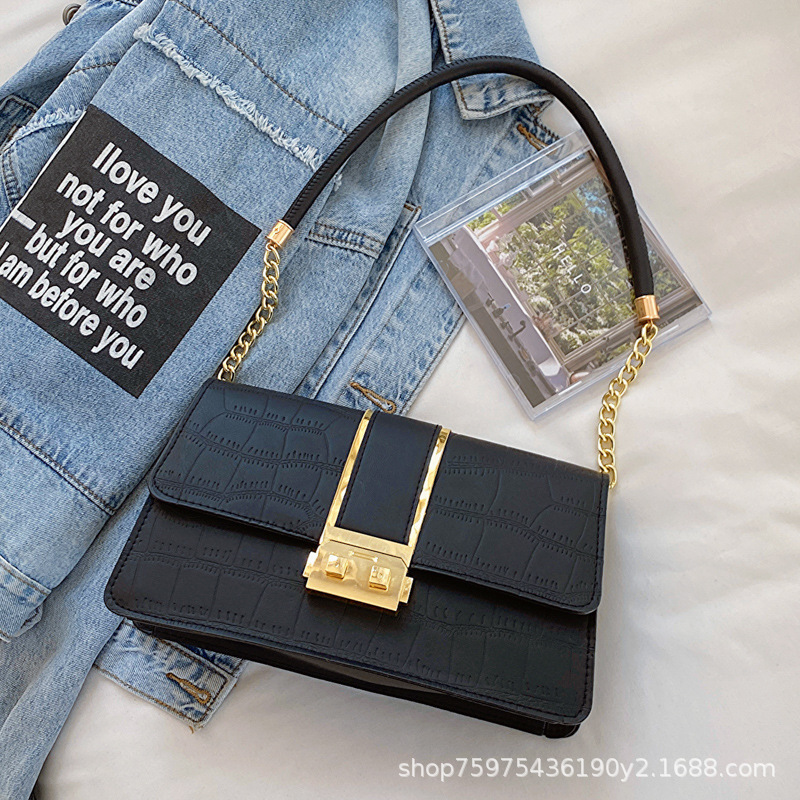 The 2023 new Korean-style casual chain single-shoulder bag for women is fashionable and trendy. It features crocodile pattern underarm bags and a small square bag full figure
