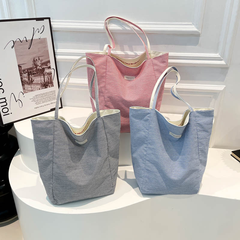 Casual, simple, high-quality, fashionable, large-capacity bucket bag for women 2025 new style, stylish, trendy, versatile canvas single-shoulder bag Application Scenario