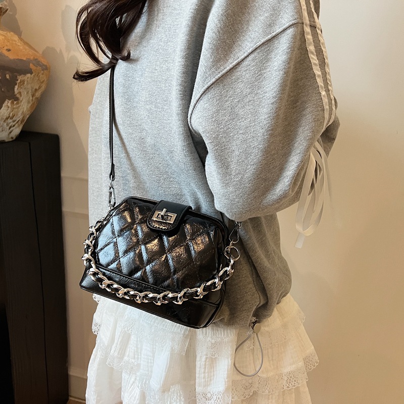 2025 New diamond-shaped chain handbag for women, a retro oil-wax leather single-shoulder pillow bag, a fashionable and versatile crossbody bag details Picture