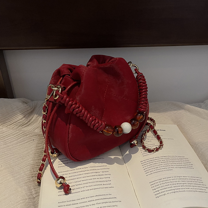 A niche, high-end, fashionable and casual hand-held bucket bag for women, a new 2024 Korean style simple and versatile single-shoulder crossbody bag details Picture