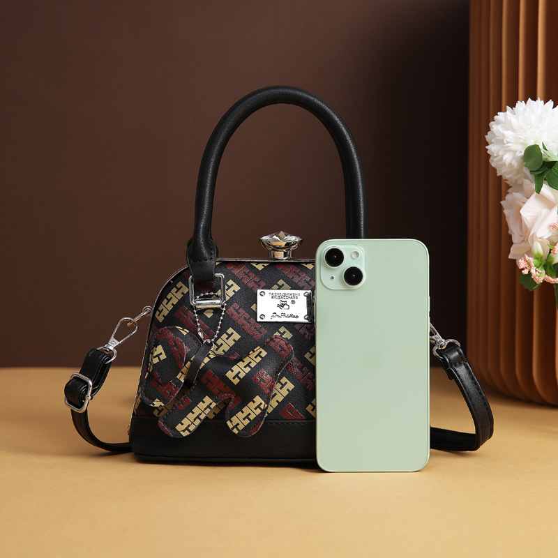 The popular shell-shaped small bag for women in the summer of 2023 features fashionable printed hand-held shoulder bags and versatile crossbody bags details Picture