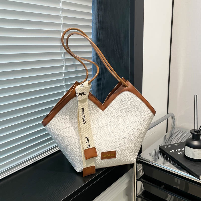 Large-capacity women's 2025 new retro style woven pattern single-shoulder underarm bag, fashionable and high-quality commuter tote bag Application Scenario