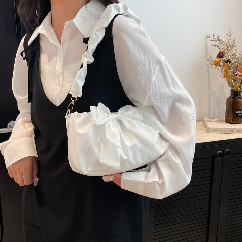 The 2025 new stylish pleated bow single-shoulder underarm bag for women is simple and versatile. It's a solid color hand-carried small square bag Specification drawing