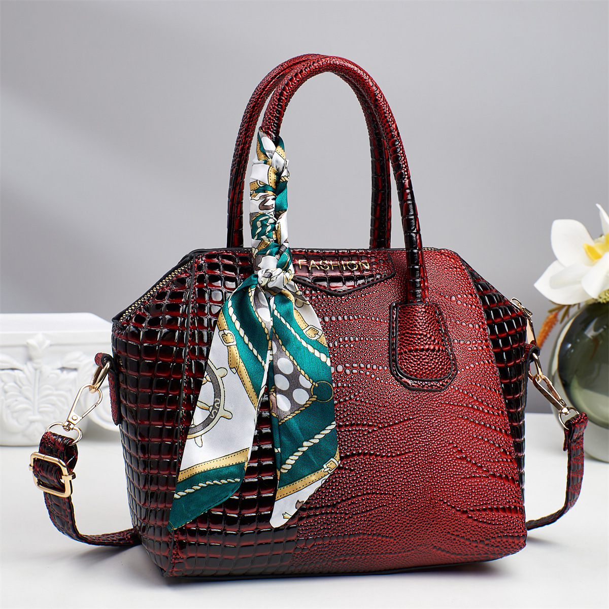 2025 New style of cross-border women's bag for foreign trade, European and American fashion, retro and high-end, large-capacity bag, hand-held, shoulder and crossbody bag Specification drawing