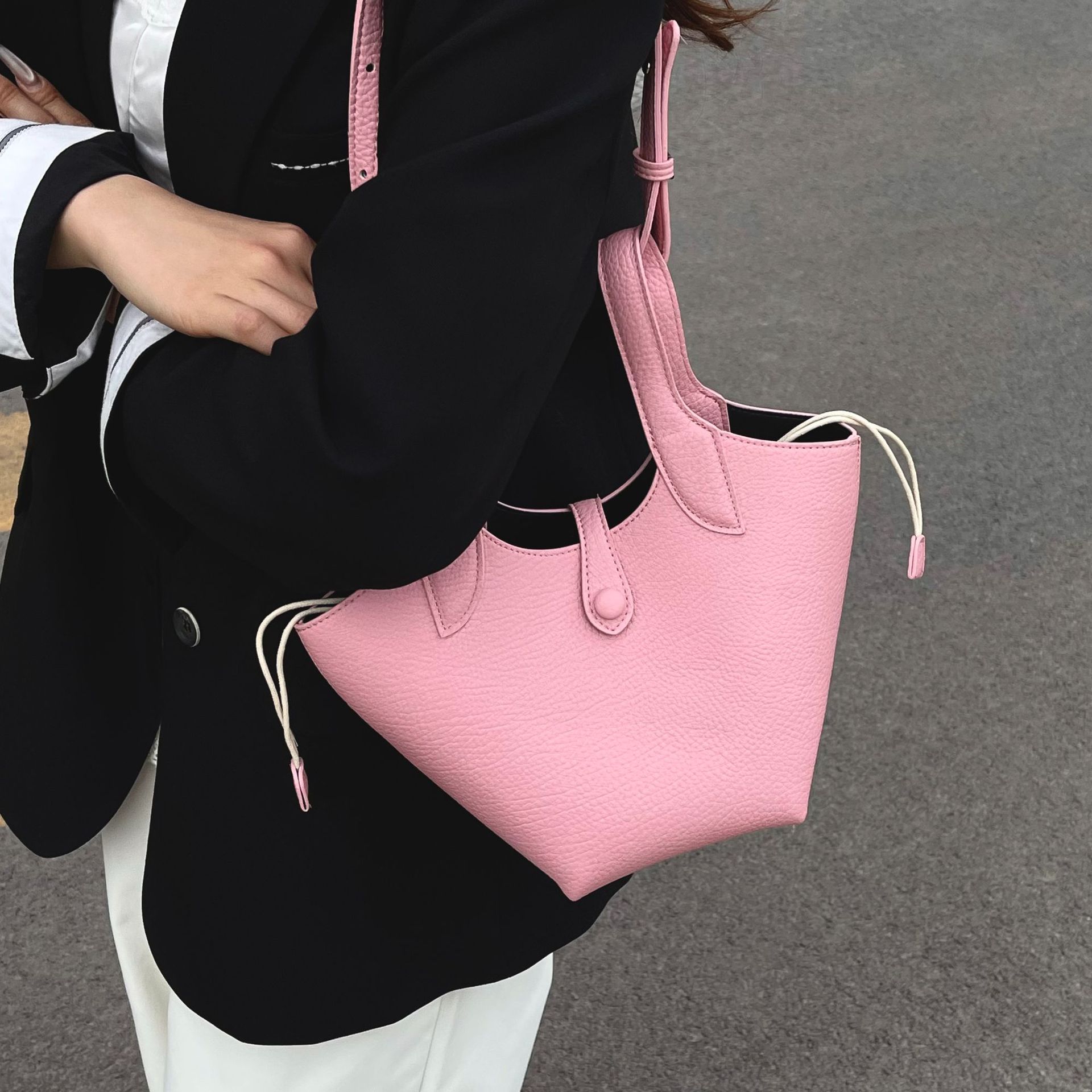 A niche quality underarm bag for women, a new spring 2025 bucket bag, a simple single-shoulder crossbody vegetable basket bag details Picture