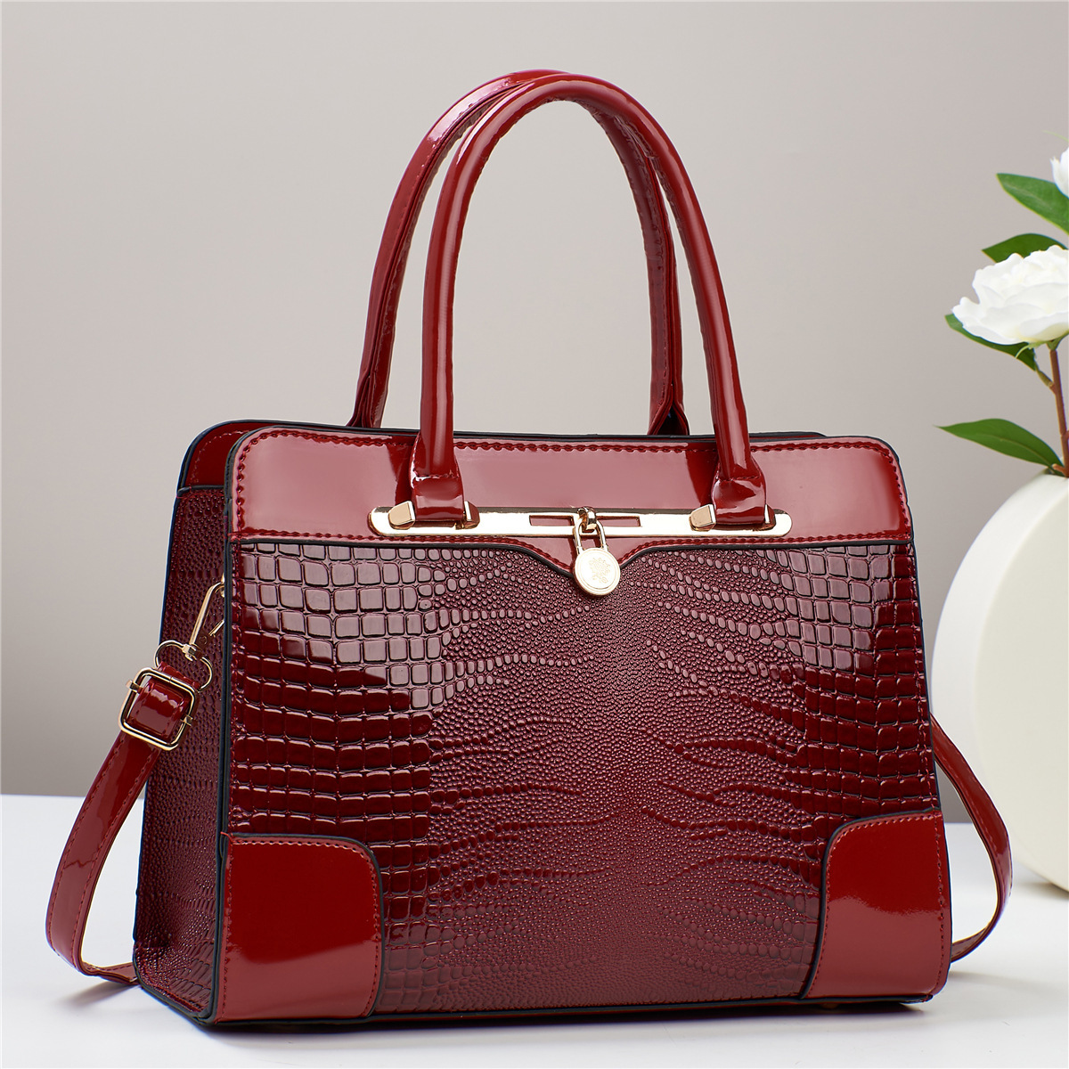 The manufacturer's direct mail best-selling mom bag, single-shoulder crossbody bag, is versatile and elegant for foreign trade. It's a fashionable 2023 summer new style for ladies Application Scenario