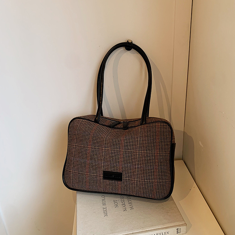Stylish large-capacity single-shoulder bag, 2024 new style trendy INS simple checkered bag, fashionable casual bag, elegant women's bag details Picture
