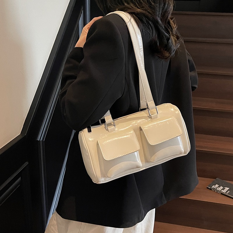 Korean style fashionable and high-end texture hand-held motorcycle underarm bag for women, 2025 new simple and niche design single-shoulder bag details Picture