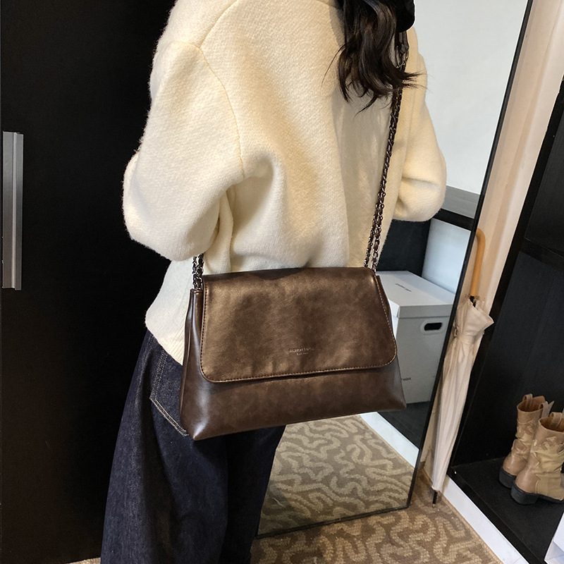 Retro, simple and large-capacity women's 2024 new pillow bag, high-end texture, fashionable commuting single-shoulder armpit bag Application Scenario