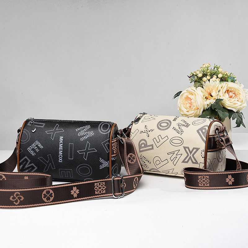 Manufacturer's 2023 new summer stylish and trendy brand crossbody bag, cylindrical underarm single-shoulder crossbody bag, one-piece consignment details Picture