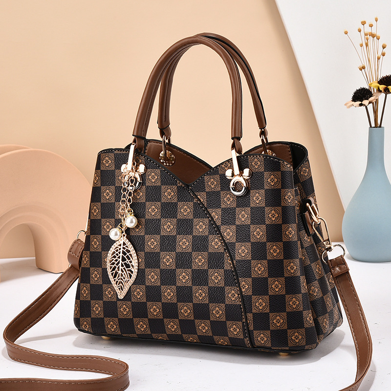 This 2023 new style of women's handbag features a fashionable printed checkered pattern single-shoulder crossbody bag. It is simple, elegant and has a large capacity full figure