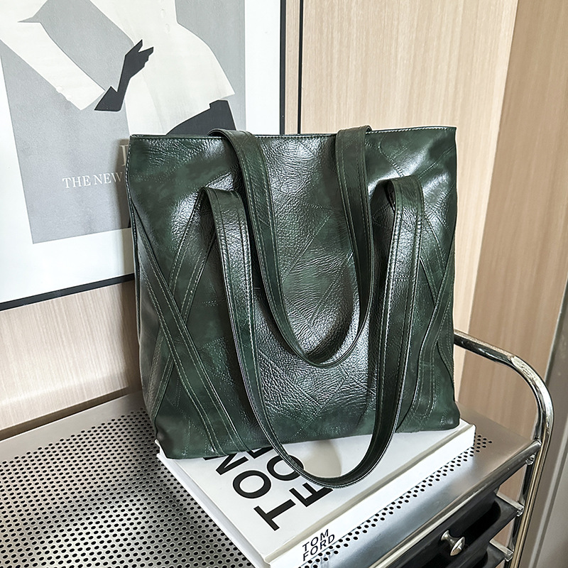 The new 2025 trendy tote bag for women, simple and versatile for students, is a large-capacity Korean-style casual single-shoulder handbag full figure
