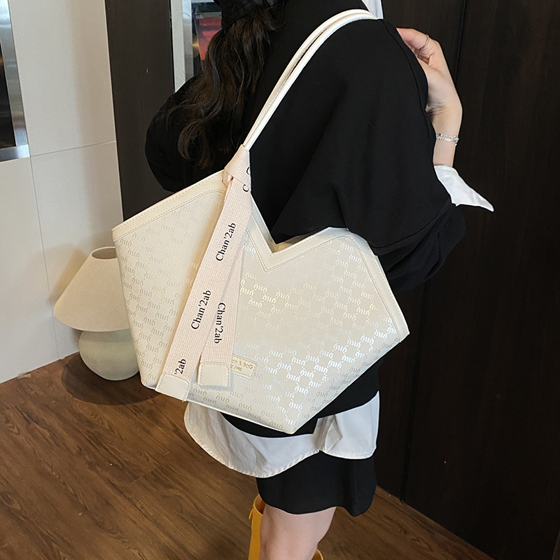 This is a new high-end, versatile, large-capacity tote bag for women, which is stylish, simple and casual for commuting Application Scenario