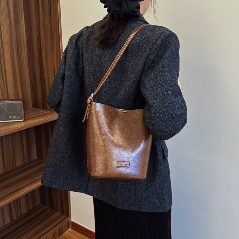 A new 2024 casual crossbody bucket bag for women, featuring a retro, versatile and fashionable Korean design Application Scenario