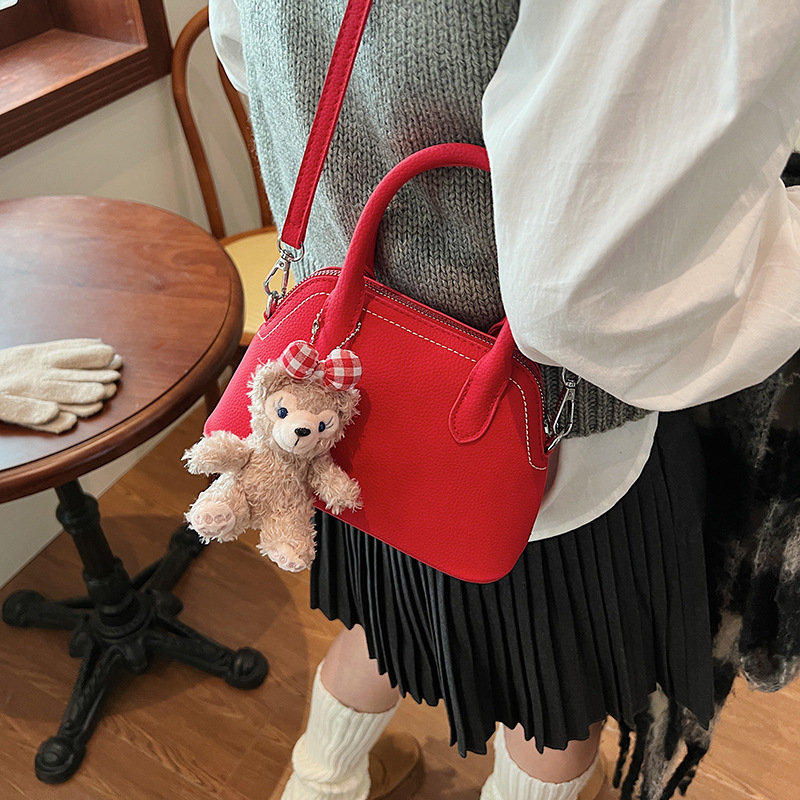 A high-end hand-held shell bag for women 2024, a trendy and versatile single-shoulder bag with a niche design and a simple crossbody Application Scenario