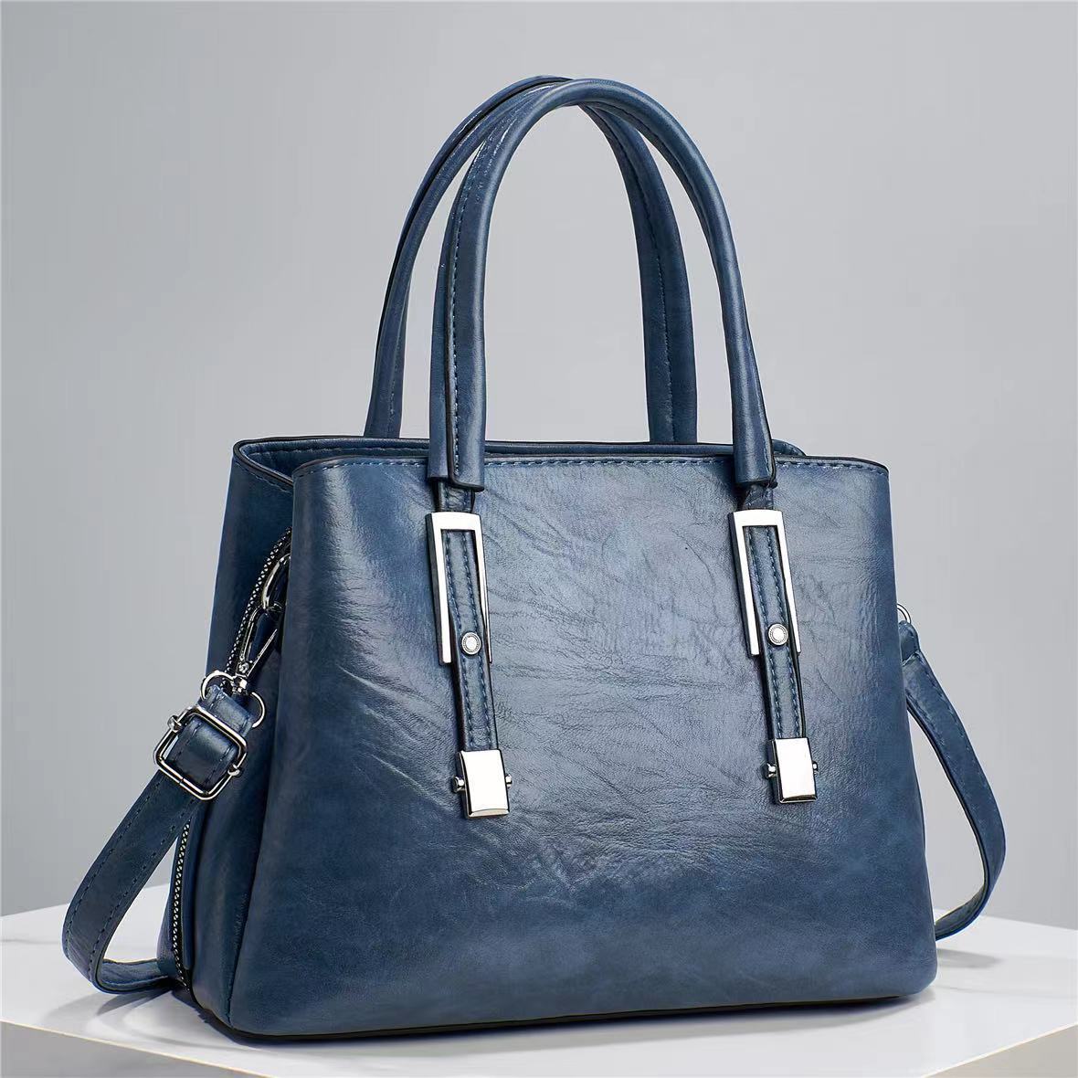 A best-selling women's bag, a middle-aged single-shoulder crossbody bag with a stylish retro pattern and versatile design. It's a new summer 2023 fashion handbag details Picture